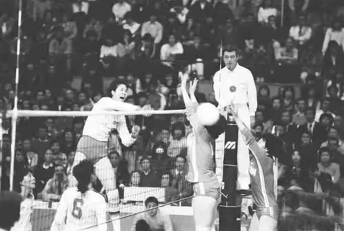 中国女排10连胜,卫冕世界杯冠军:这样的女排精神值得讲给孩子听!